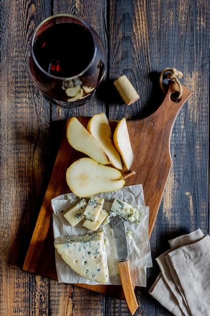 Plato de queso con queso azul y pera. Merienda de vino. Cocina italiana. Comida vegetariana. Alimentación saludable.