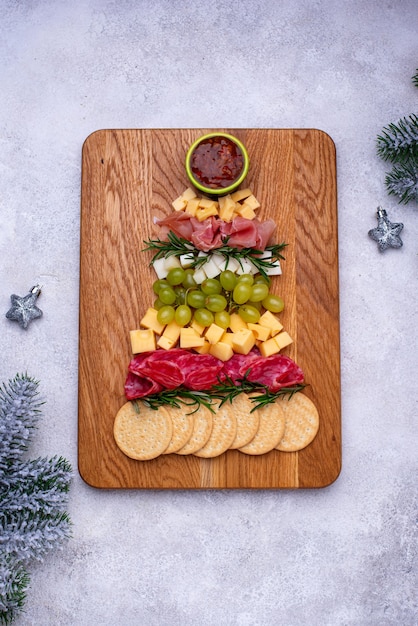 Plato de queso con salami en forma de árbol