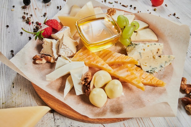 Plato de queso y salami con verduras y hierbas