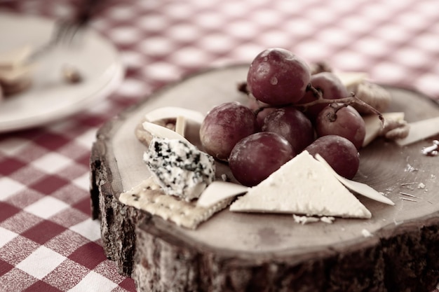 Plato de quesos Charcutería gourmet de vinos y quesos