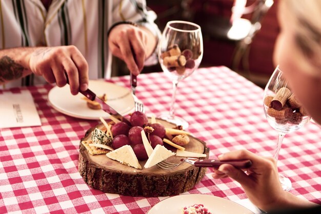 Plato de quesos Charcutería gourmet de vinos y quesos