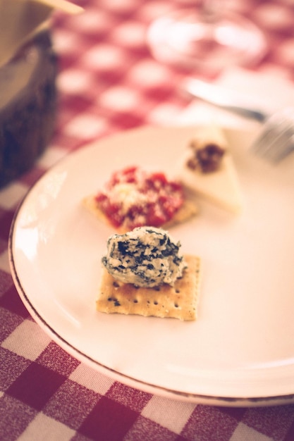 Plato de quesos, charcutería gourmet de vinos y quesos