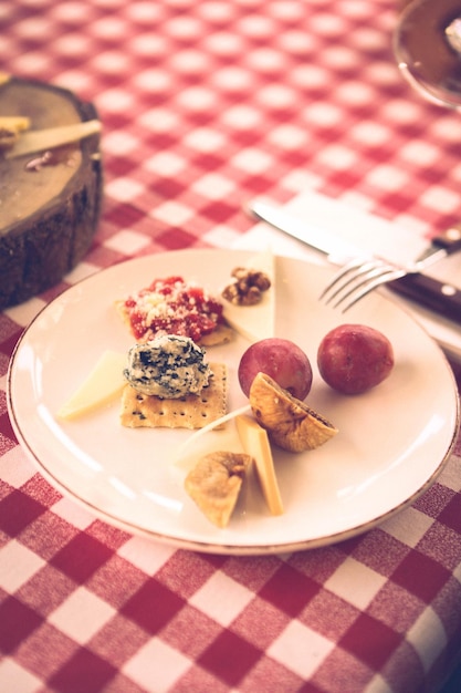 Plato de quesos, charcutería gourmet de vinos y quesos