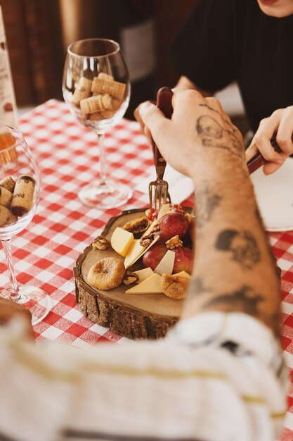 Plato de quesos, charcutería gourmet de vinos y quesos