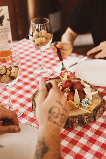 Plato de quesos, charcutería gourmet de vinos y quesos