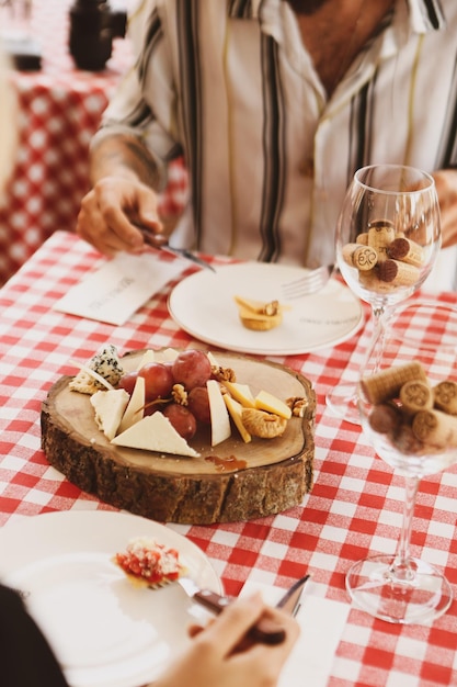 Plato de quesos, charcutería gourmet de vinos y quesos