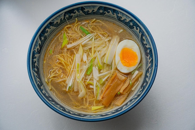 Un plato de ramen con un huevo duro encima