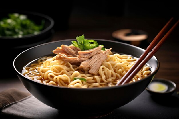 Un plato de ramen con un trozo de pollo encima.