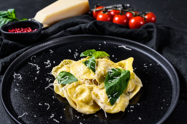 Plato de ravioles con parmesano y albahaca