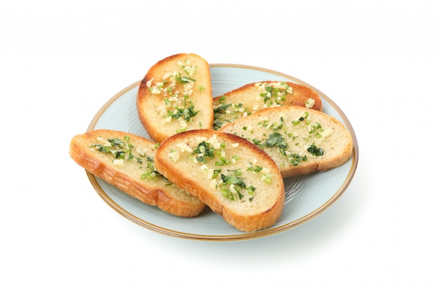 Plato de rebanadas de pan tostado con ajo aislado en blanco