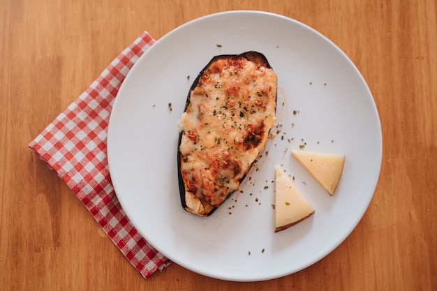 Plato recién hecho de berenjenas rellenas de ternera, con queso, bechamel y especias como el orégano