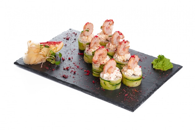 Plato rectangular negro con sushi, aislado en blanco