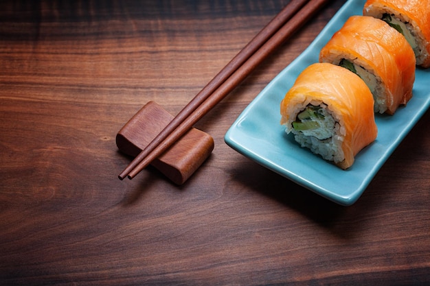 Foto plato rectangular con rodillos de sushi de filadelfia