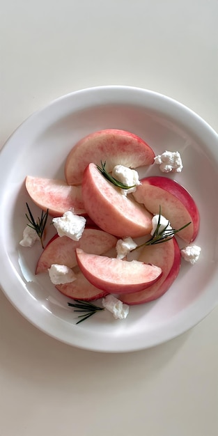 Un plato de remolacha y queso feta