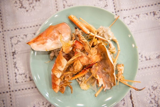 plato de residuos de alimentos con mariscos Plato después de comer mariscos camarón camarón platos sucios