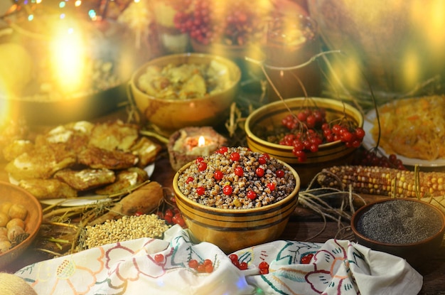 Plato ritual conmemorativo de Navidad en Ucrania. Kutya tradicional de Navidad. Plato de Navidad eslavos kutia en mesa festiva.