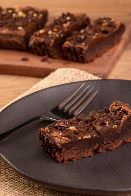 Plato con una rodaja de brownie y unas rodajas