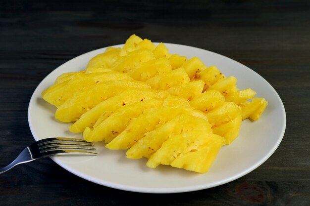 Plato de rodajas de piña madura fresca para un postre sabroso y saludable