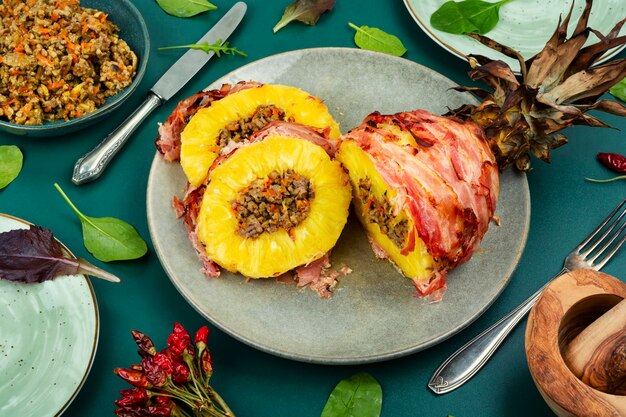 Un plato de rodajas de piña y piña con un tenedor a un lado.