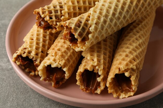 Plato con rollos de oblea con leche condensada en gris