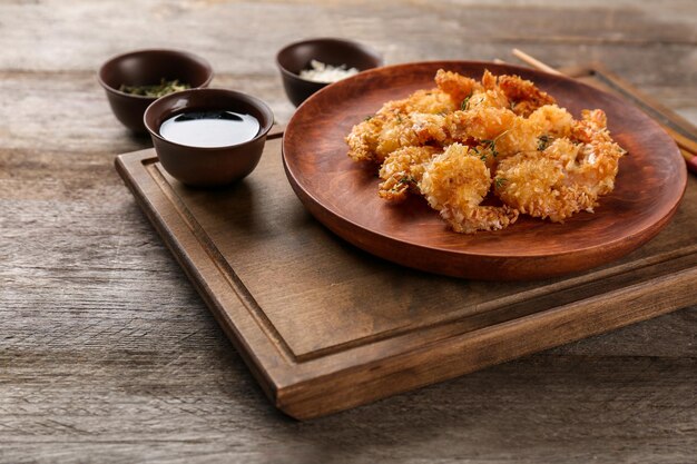 Plato con sabrosa canasta de camarones en tablero de madera