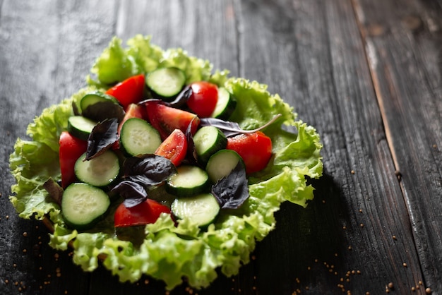 Plato de sabrosa ensalada de primavera con verduras