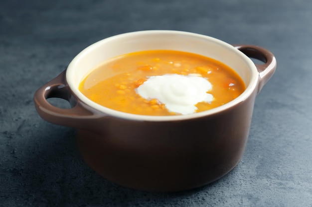 Plato con sabrosa sopa de lentejas en la mesa