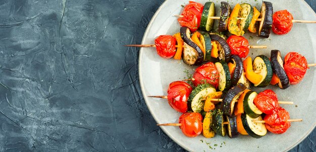 Foto plato con sabrosas brochetas de verduras