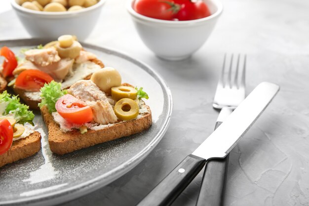 Plato con sabrosas bruschettas de pollo