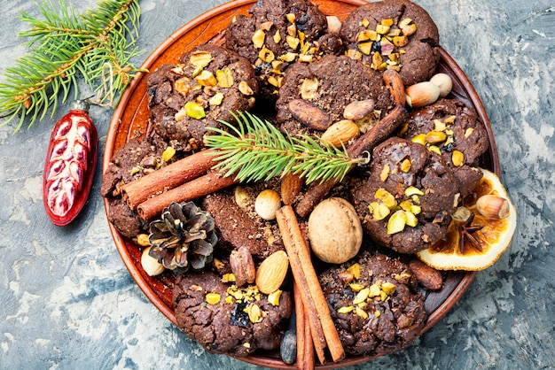 Plato con sabrosas galletas navideñas