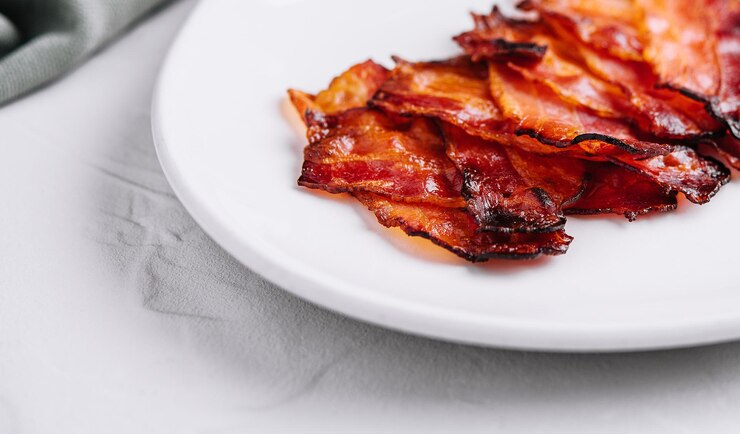 Plato con sabrosas lonchas de tocino en piedra