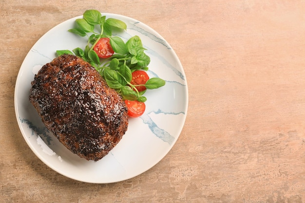 Plato con sabroso pan de carne de pavo horneado en la mesa