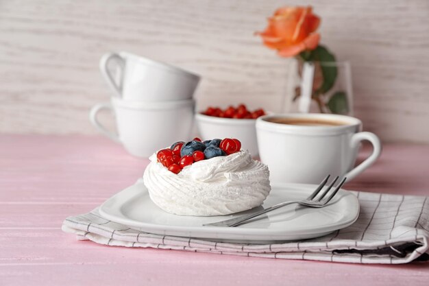 Foto plato con sabroso pastel de pavlova en la mesa