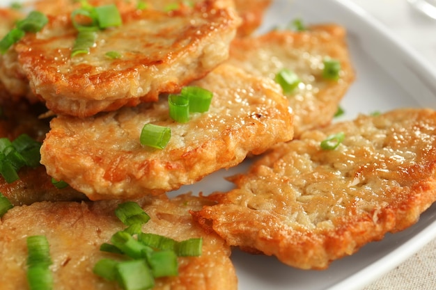 Plato con sabrosos panqueques de patata para el primer plano de Hanukkah