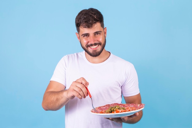 Plato de salami con tomates y aceitunas