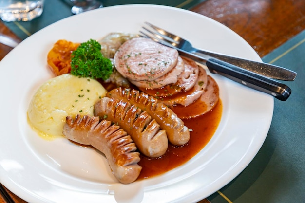 El plato de salchichas alemanas es delicioso. El exterior es ligeramente crujiente y el interior es suave y jugoso.