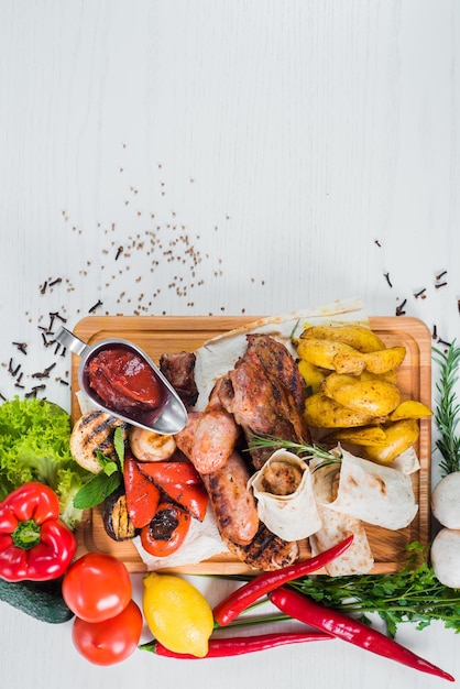 Plato de salchichas a la parrilla con guarnición de verduras Vista superior