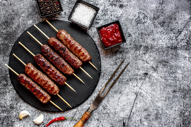 Un plato de salchichas con salsa de chile rojo