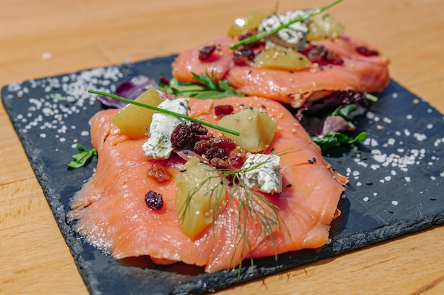 Plato de salmón ahumado, sobre una mesa de madera