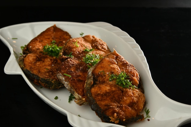 Foto un plato de salmón con salsa roja