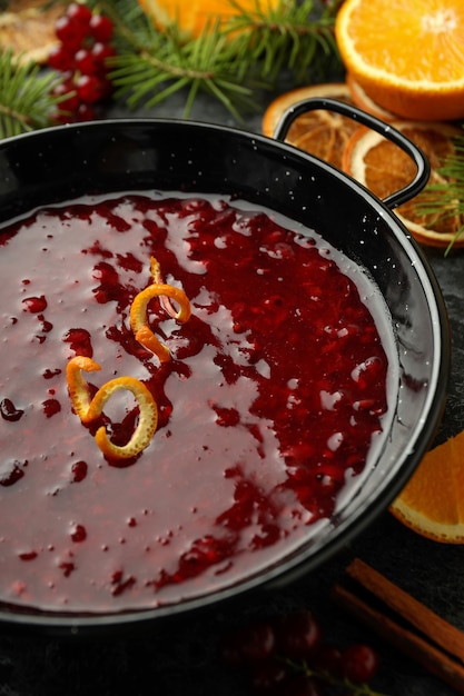 Plato con salsa de arándanos y cáscaras de naranja, cerrar