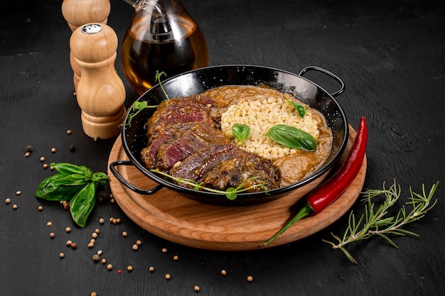 Plato de salsa de carne a la parrilla y arroz sobre fondo de madera