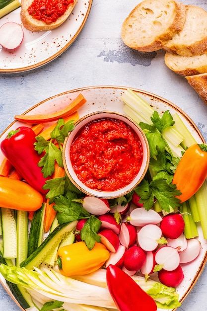 Plato con salsa y verduras frescas, crudas