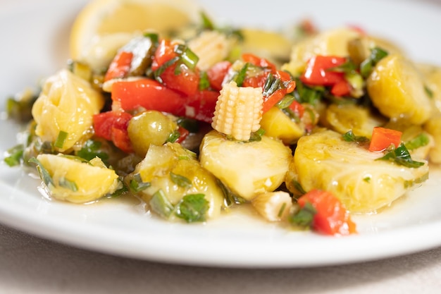 Plato saludable de coles de Bruselas con panceta de pimientos rojos y glaseado balsámico