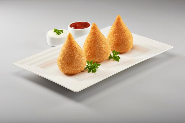 Foto un plato de samosas con ketchup y ketchup.