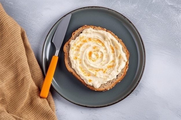 un plato con un sándwich en él que tiene un cuchillo y un cuchillos en él extender Filadelfia Mascarpone ric