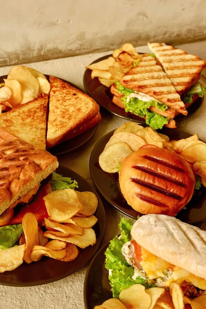 Un plato de sándwiches y papas fritas está sobre una mesa.