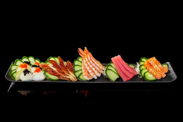 Plato de sashimi japonés con atún de salmón crudo, gambas de anguila unagi asadas y sepia