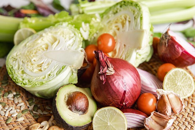 Plato con semillas de hortalizas y frutos secos AI generativa