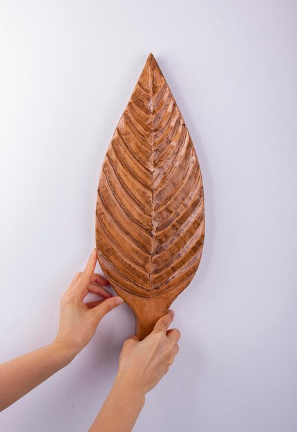 Plato para servir de madera con estampado de hojas